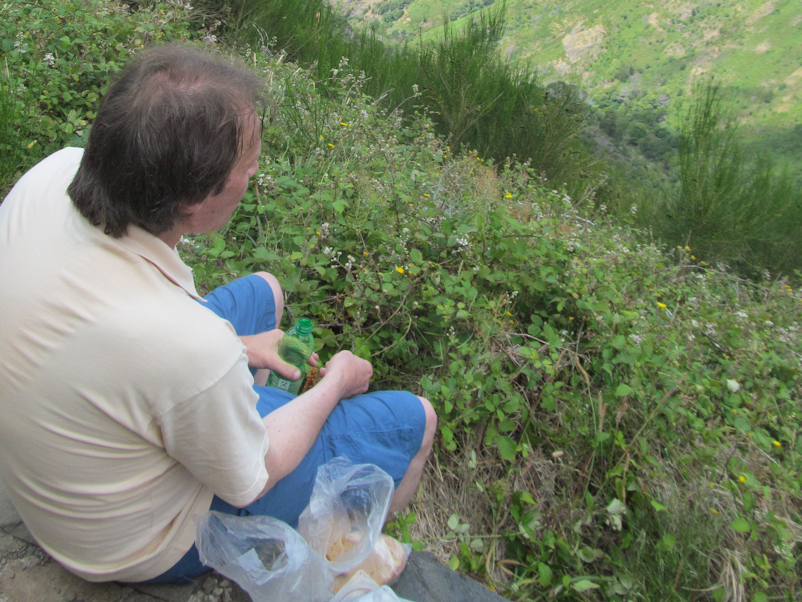 Mittagessen am Rande des Pfades