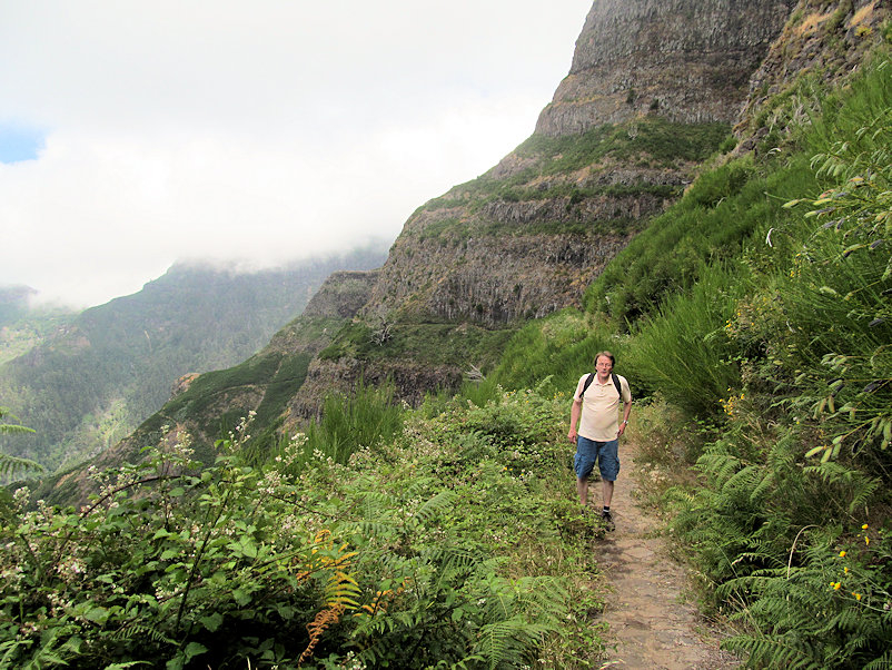 Wandern auf dem Felsvorsprung