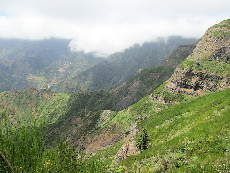 Aussicht auf den Hang und das rote Dach des Hotels