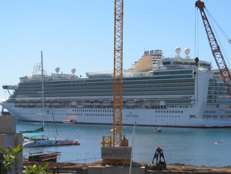 Riesengroßes schneeweißes Kreuzfahrtschiff am Pier