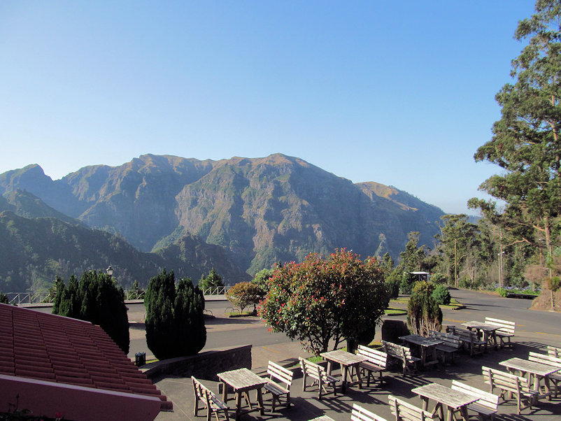 Parkplatz vor dem Hotel