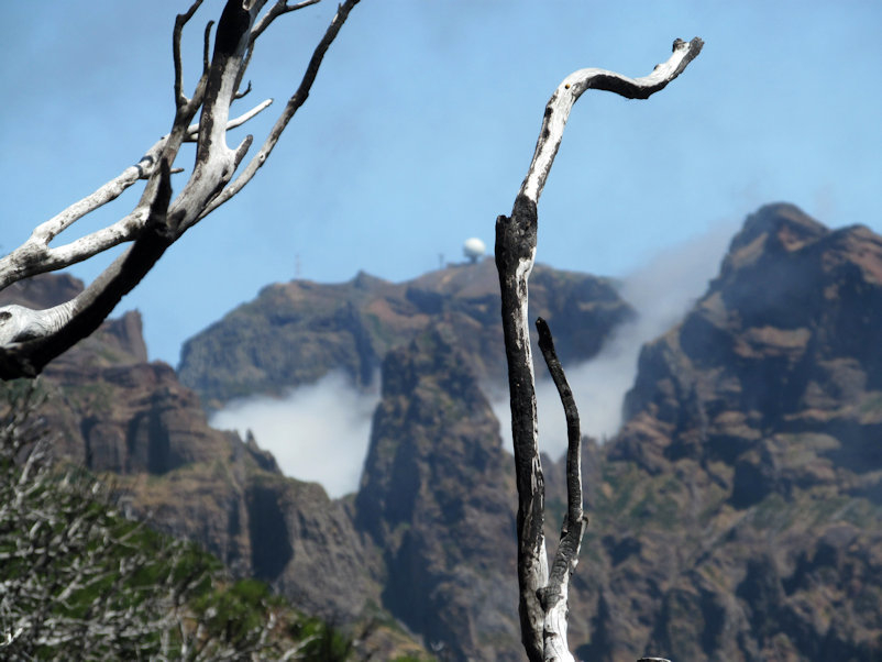 Die weiße Kugel des Observatoriums am Pico do Arieiro