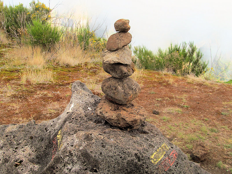 Orientierungshilfe: Ein Türmchen aus aufeinander gelegten Steinen