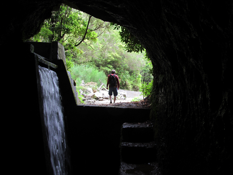 Geräumiger Platz am Tunneleingang