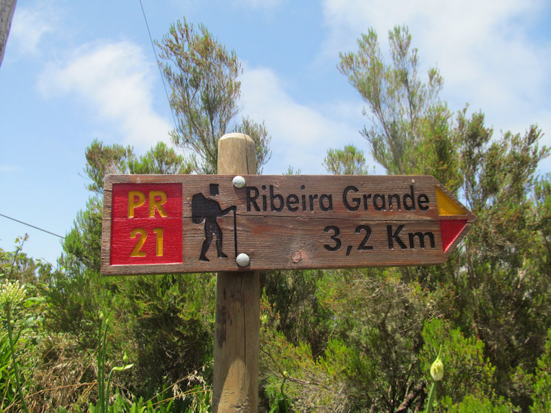 Wegweiser nach Ribeira Grande am Pass Wegweiser nach Ribeira Grande am Pass