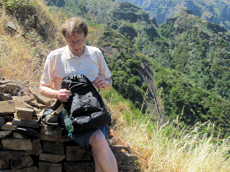 Auf der Steinmauer vor dem verhängnisvollen Hang Auf der Steinmauer vor dem verhängnisvollen Hang