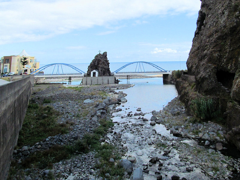 Hängebrücke und der markante Felsen mit Kreuz Hängebrücke und der markante Felsen mit Kreuz
