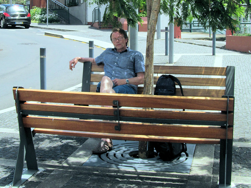 Warten auf den Bus in São Vicente Warten auf den Bus in São Vicente