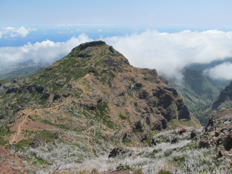 Der Pfad entlang des Bergkamms Der Pfad entlang des Bergkamms